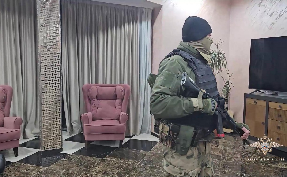 Сауна, сейфы и золото: обнародовано видео обыска в особняке директора "СтройСахРиелтор"