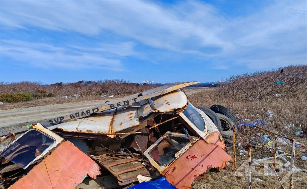 Известный среди туристов старенький "хиппи-автобус" разломали и выбросили у моря на Сахалине