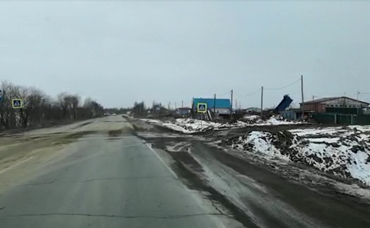 В Южно-Сахалинске грузовики растаскивают грязь со стройплощадки объездной дороги