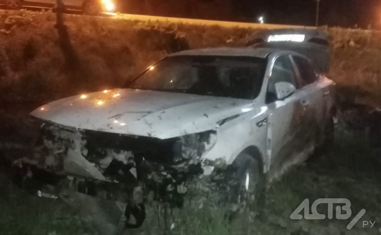 Неизвестный автомобилист вытолкнул Kia Optima c дороги и скрылся с места ДТП в Южно-Сахалинске