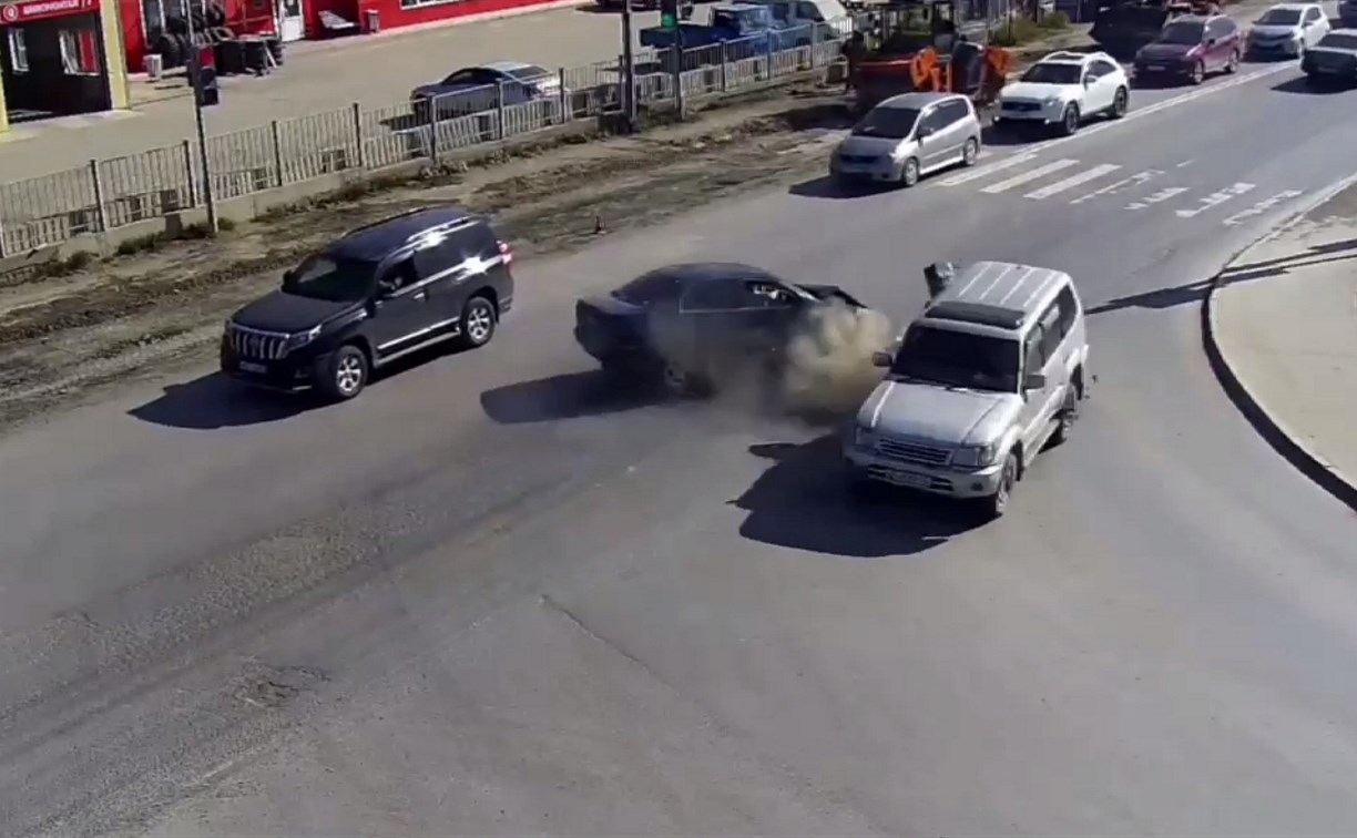 Не проскочил: в Южно-Сахалинске жёстко столкнулись две "Тойоты"