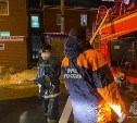 Два мусорных бака вспыхнули ночью в Ногликах с разницей в несколько минут