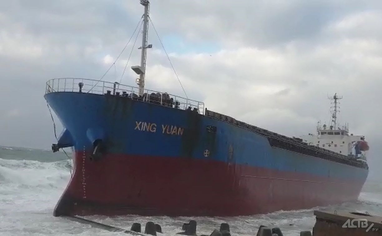Экипаж севшего на мель китайского судна на Сахалине не запрашивает эвакуацию