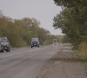 Сахалинцы начали использовать отремонтированную дорогу в селе Таранай "как взлётную полосу"