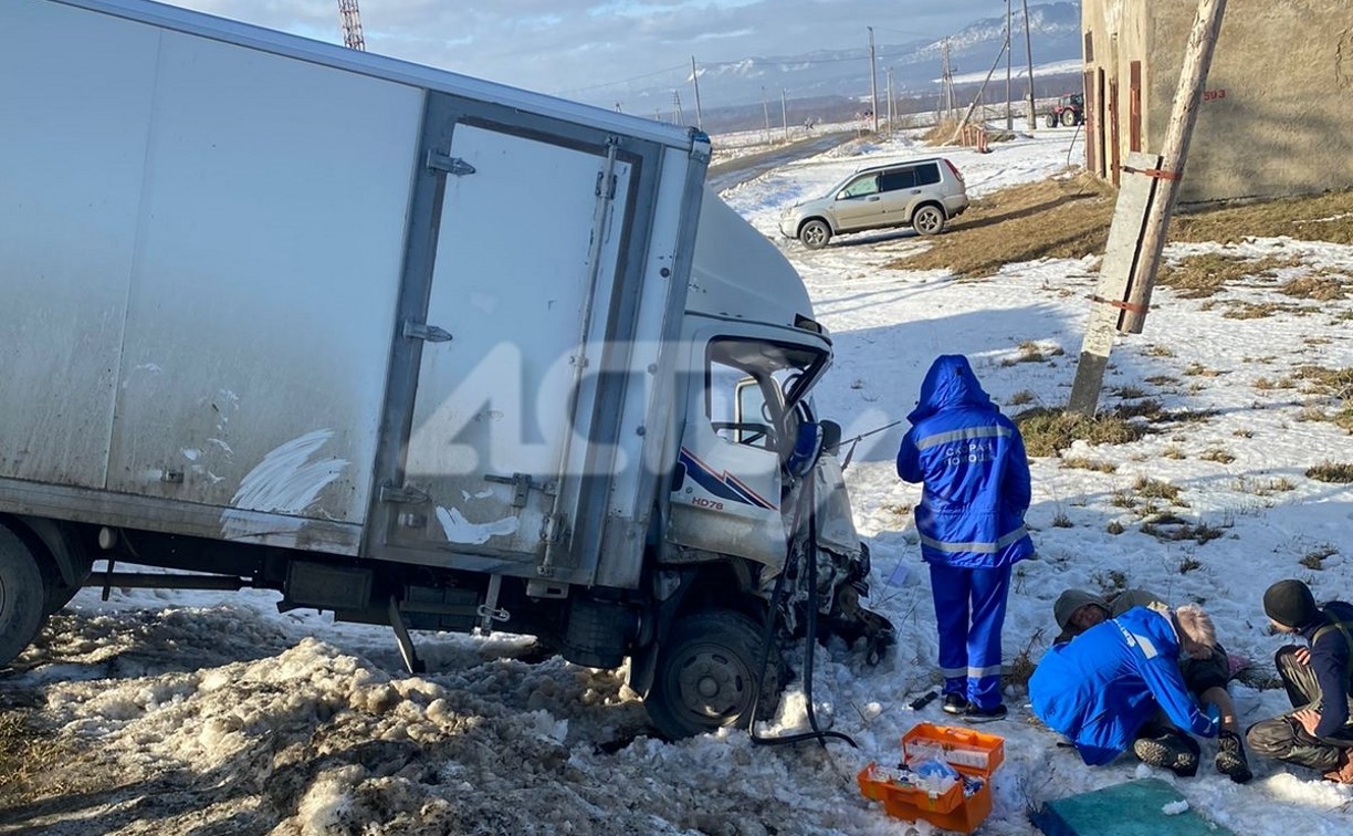Мужчина пострадал при столкновении погрузчика и грузовика в районе Березняков