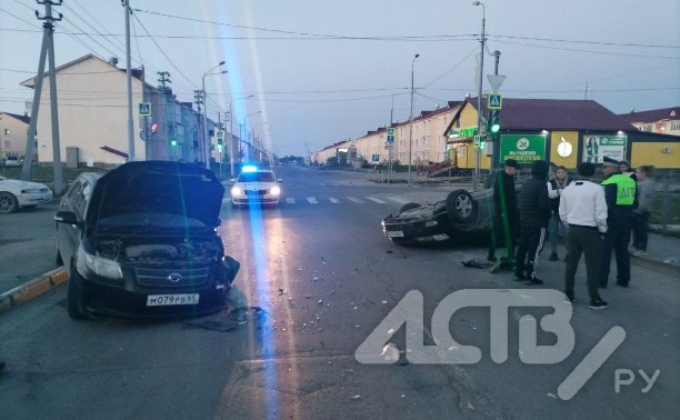 "Тойота" опрокинулась после ДТП в Южно-Сахалинске