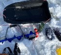"Радио, термос, сало": сотрудники сахалинской полиции обследовали вещи рыбака, которые нашли у полыньи  