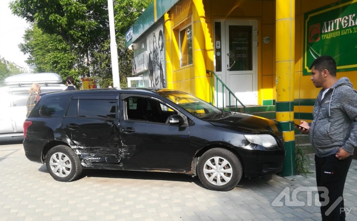 Автомобиль влетел в аптеку в Южно-Сахалинске