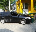 Автомобиль влетел в аптеку в Южно-Сахалинске