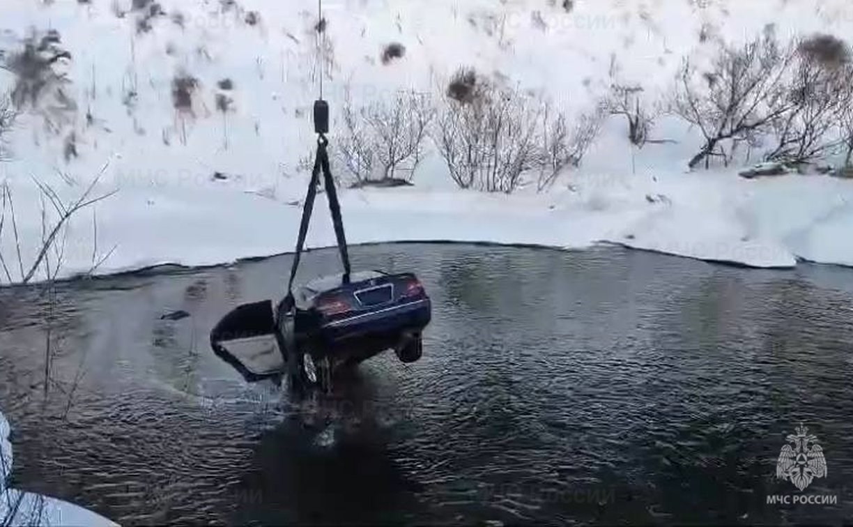 На Сахалине под новый год вытащили из реки автомобиль с утонувшим человеком