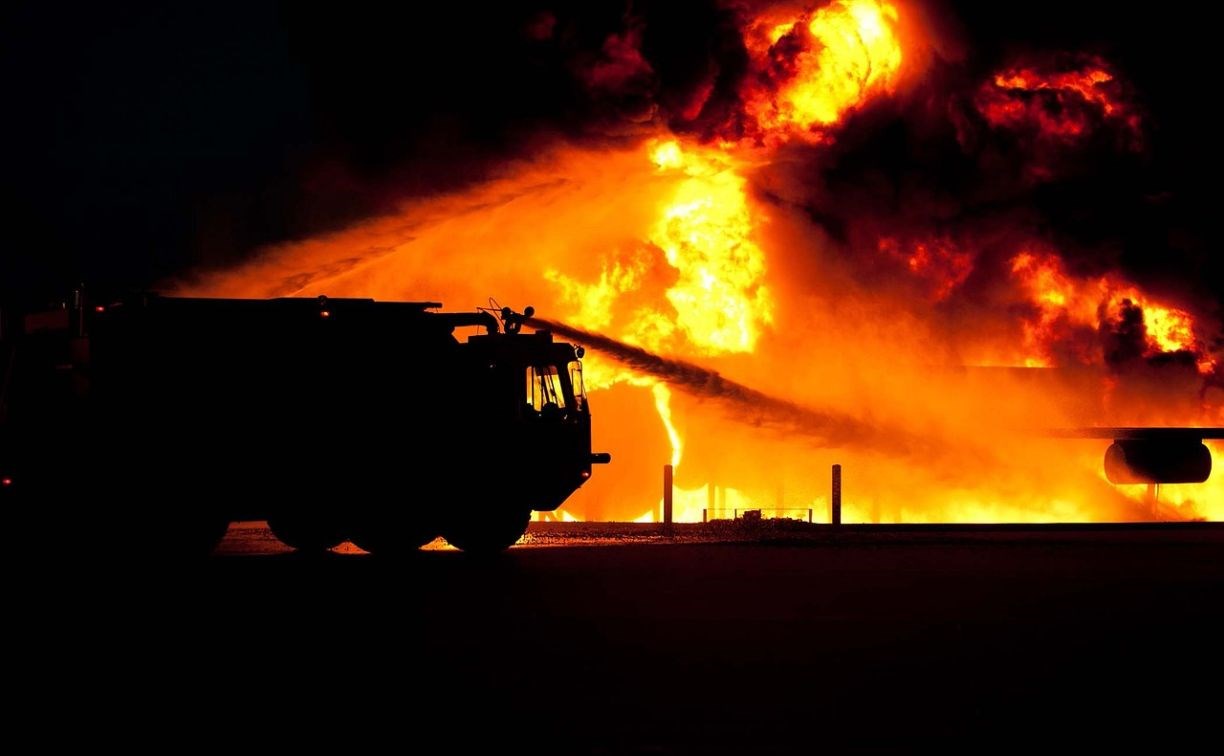 Пожарные два часа тушили полыхающую постройку в Горнозаводске