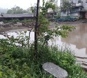 После дождя двор в селе Холмского района превратился в озеро грязи