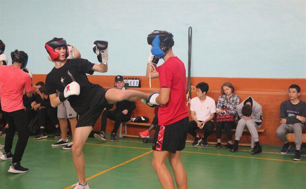 Школьники Южно-Сахалинска постигают искусство французского бокса 