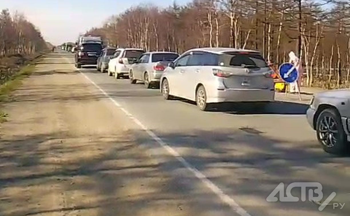 "Скорая и автобусы не могут проехать": многокилометровая пробка растянулась на долинской трассе