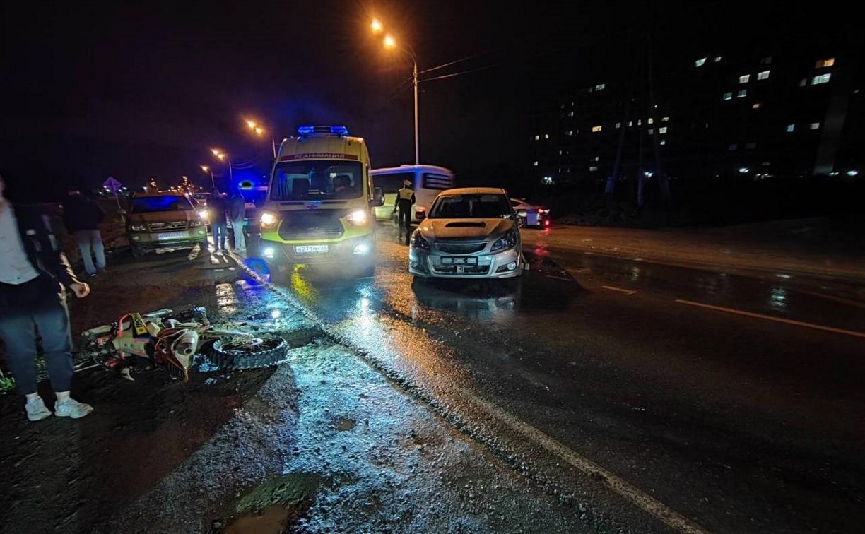 Молодой пассажир мотоцикла пострадал при столкновении с Subaru Legacy в Южно-Сахалинске