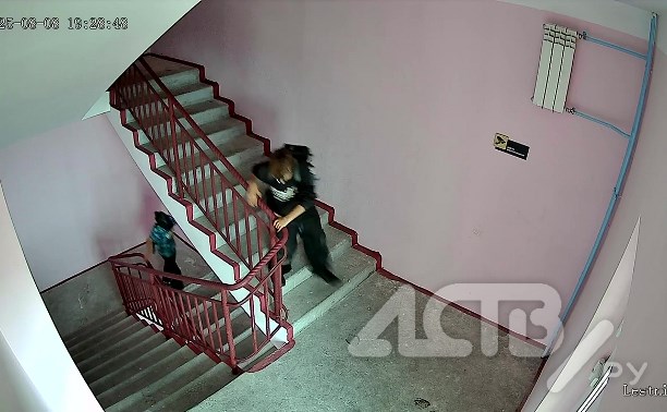 Подростки в масках и жилетах взламывают дверь на крышу многоэтажки в Южно-Сахалинске