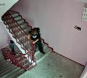 Подростки в масках и жилетах взламывают дверь на крышу многоэтажки в Южно-Сахалинске