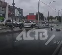 В Южно-Сахалинске водитель, уходя от погони, вылетел с дороги прямо в припаркованные автомобили