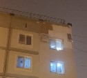 Циклон в Южно-Сахалинске сорвал с многоэтажки утеплитель, которого жильцы "ждали более 15 лет"