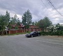 В Южно-Сахалинске кто-то врезался в припаркованный авто и скрылся
