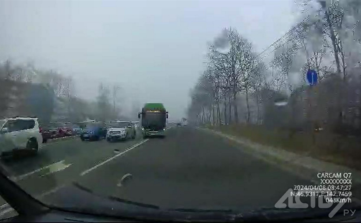 Микроавтобус столкнулся с хэтчбеком, чтобы избежать аварии с автобусом в Южно-Сахалинске