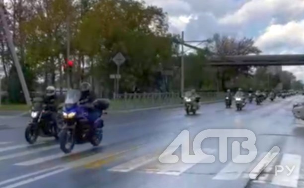 Очевидец: колонна мотоциклистов проигнорировала красный свет на перекрёстке в Южно-Сахалинске