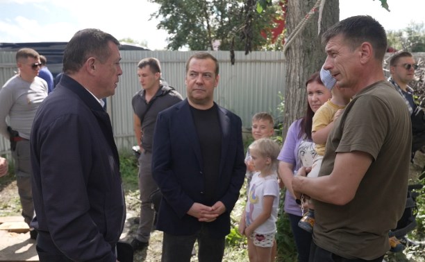 Дмитрий Медведев с Валерием Лимаренко обходят дворы пострадавших от ливня южносахалинцев