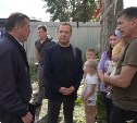 Дмитрий Медведев с Валерием Лимаренко обходят дворы пострадавших от ливня южносахалинцев