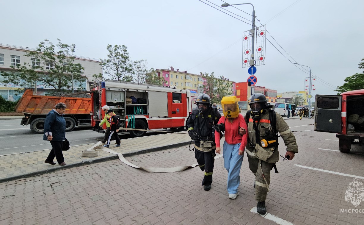 "Людей эвакуировали, один пострадал": крупные учения провели в ТЦ "Родэм" в Южно-Сахалинске