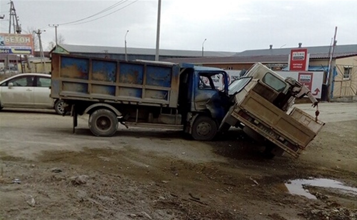 Очевидцев столкновения двух грузовиков ищут в Южно-Сахалинске