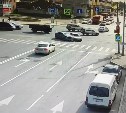 Два авто столкнулись у "Мега Берёзки" в Южно-Сахалинске: ДТП попало на камеру