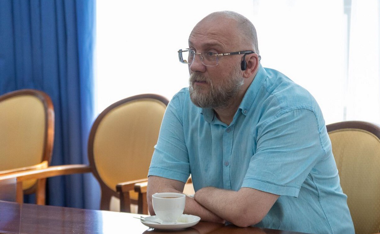 Депутат Госдумы Сергей Бурлаков оценил развитие безбарьерной среды в Южно-Сахалинске