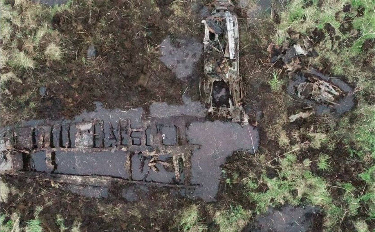 Заросший травой истребитель отыскали в болоте на Сахалине