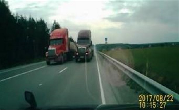 Гонка большегрузов едва не закончилась трагедией на юге Сахалина