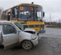 На Сахалине автобус с детьми столкнулся с легковой иномаркой