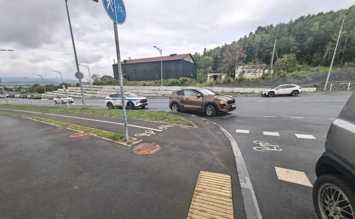 В Южно-Сахалинске ищут того, кто повредил припаркованный Kia Sportage 