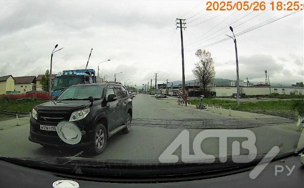 Опасные гонки устраивают автомобилисты по ж/д переезду в Южно-Сахалинске