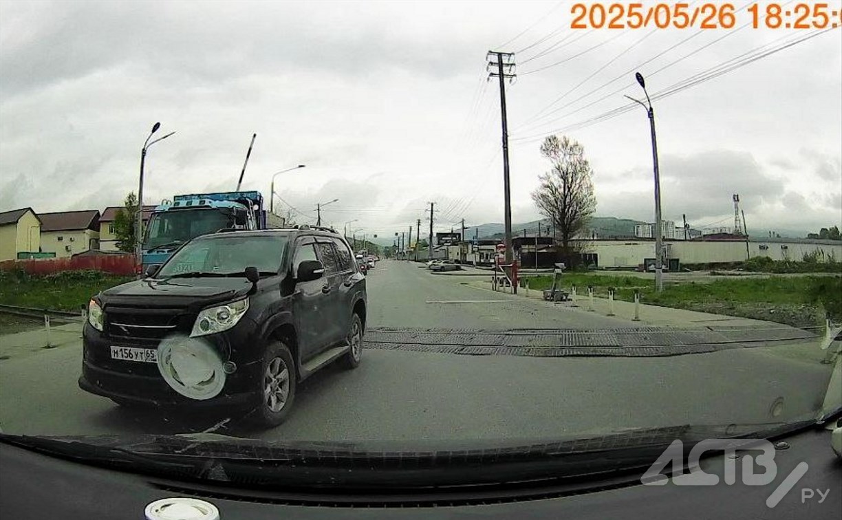 Опасные гонки устраивают автомобилисты по ж/д переезду в Южно-Сахалинске Опасные гонки устраивают автомобилисты по ж/д переезду в Южно-Сахалинске
