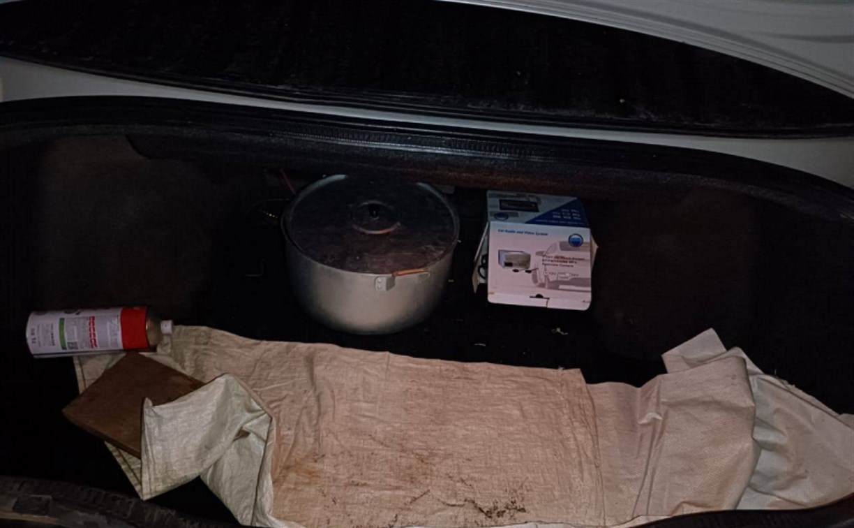 Два мешка морских гребешков обнаружили в автомобиле сахалинки