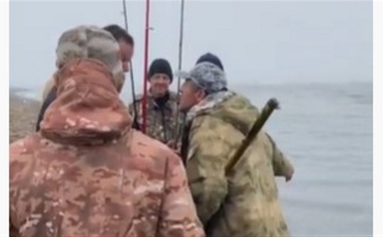 "Кто ты такой?!": неизвестный запретил сахалинцам ловить рыбу на удочку