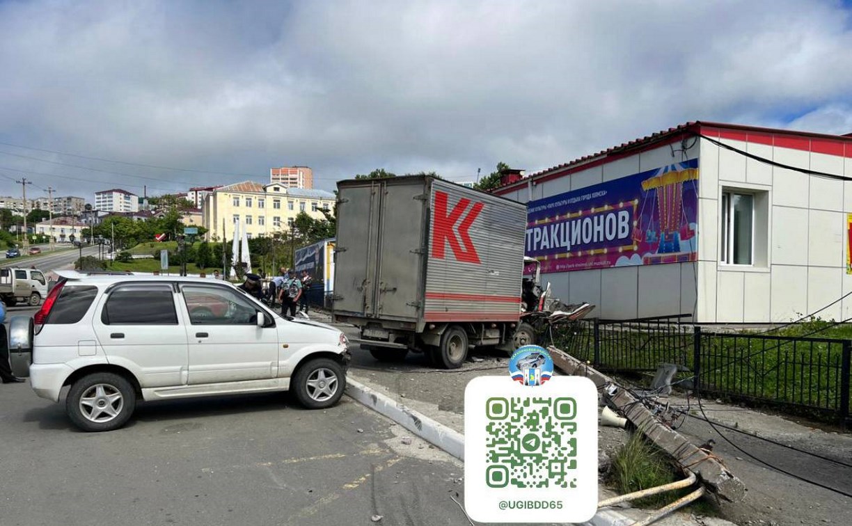 В ГАИ подтвердили, что у снёсшего бетонный столб в Холмске грузовика отказали тормоза В ГАИ подтвердили, что у снёсшего бетонный столб в Холмске грузовика отказали тормоза