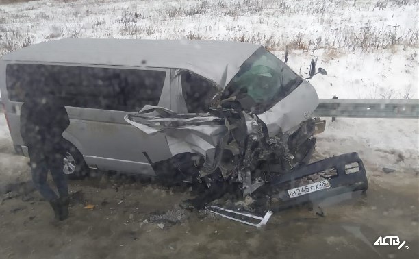 Водитель микроавтобуса попал в больницу после столкновения с дорожной техникой на Сахалине