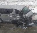 Водитель микроавтобуса попал в больницу после столкновения с дорожной техникой на Сахалине