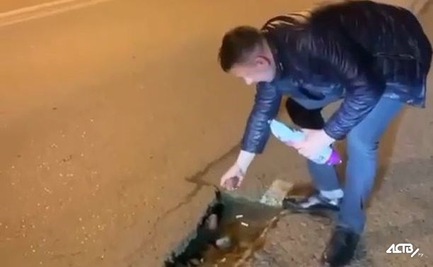 Мужчина высадил картофель в яму на центральной дороге Южно-Сахалинска