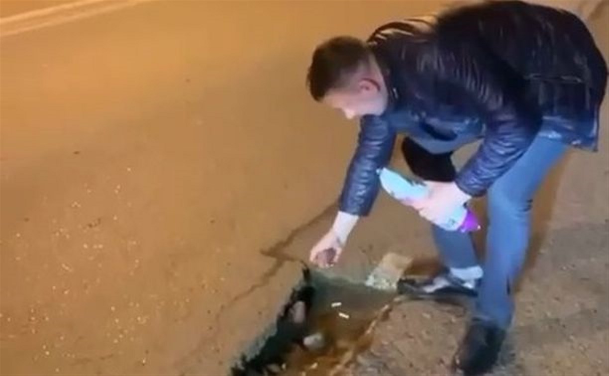 Мужчина высадил картофель в яму на центральной дороге Южно-Сахалинска