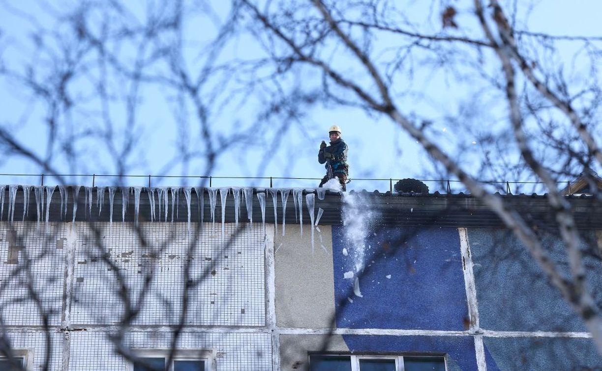 Жителей верхних этажей домов Южно-Сахалинска попросили сбить сосульки с козырьков балконов