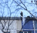 Жителей верхних этажей домов Южно-Сахалинска попросили сбить сосульки с козырьков балконов