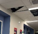 Вода полилась с потолка в новой поликлинике в Южно-Сахалинске