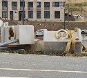 Биотуалеты с крайне неприятной начинкой строители выбросили на остановке в "Уюне"