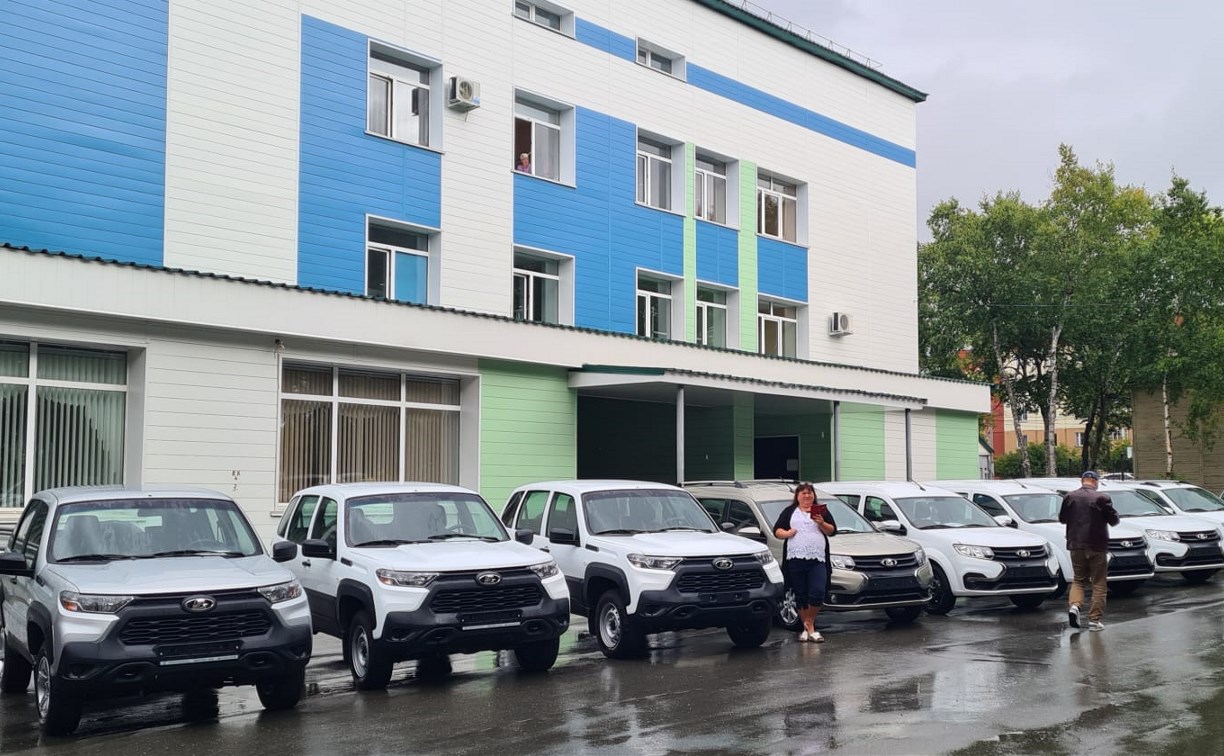 Сахалинские больницы получили крупную партию новых автомобилей